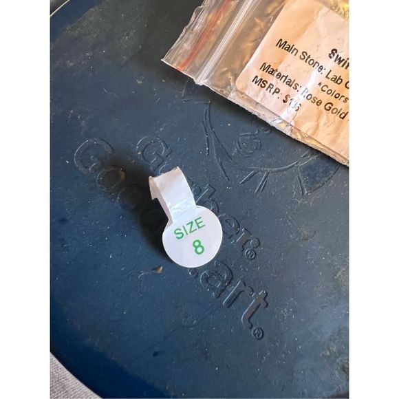 Woman's size 8 ring - Picture 5 of 6